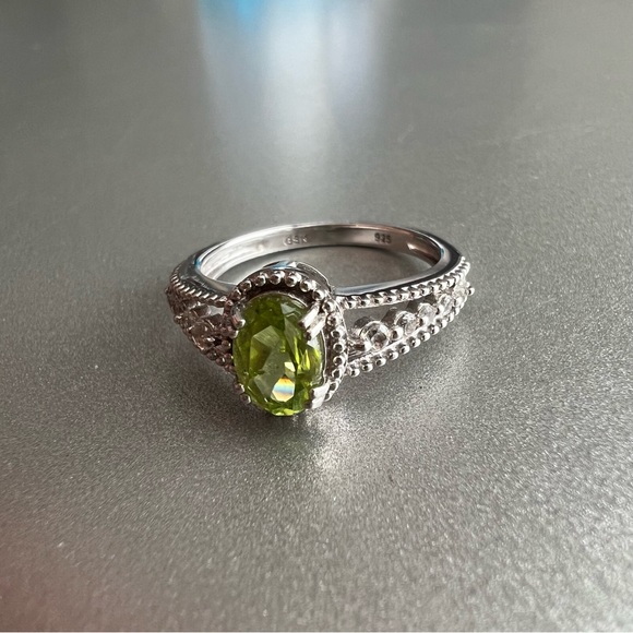 1.01 Ct Oval Green Peridot White Topaz 925 Sterling Silver Ring - Picture 4 of 6